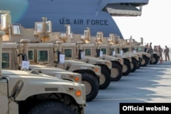 Військові автомобілі Humvee після прибуття до України. Березень 2015 року