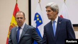 Serghei Lavrov şi John Kerry (dreapta)