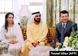 Şa gyzy Haýa bint al-Huseýn hem şeýh Muhammad Ýordanyň paýtagty Ammanda, toý tutan gününde. Sagda oturan Haýanyň dogany, Ýordanyň patyşasy Abdalla 2-nji. 2004-nji ýylyň 10-njy apreli.