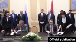 Armenia - Igor Sechin (L), chairman of Rosneft, and Artur Alaverdian of Oil Techno sign an agreement in Yerevan, 4Apr2013.