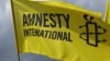 Amnesty International эл аралык уюмунун эн белгиси тартылган желек