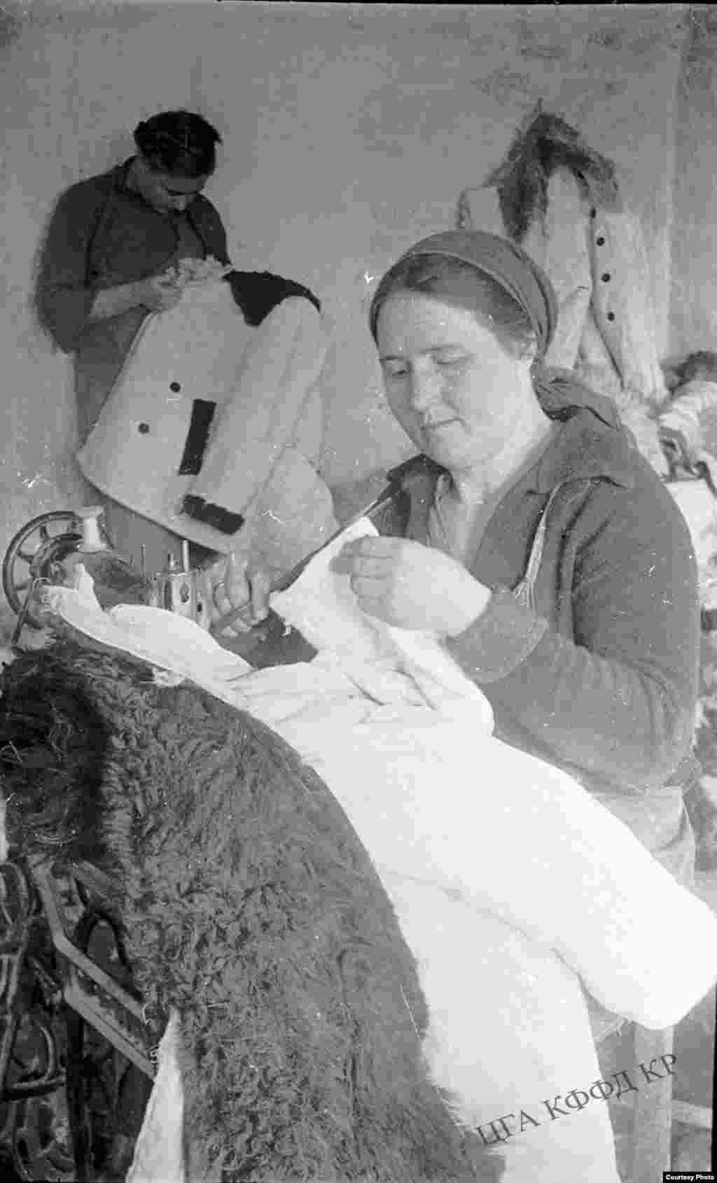 Артель "Кара-Курат". Женщины шьют одежду для солдат. Фрунзе, 1941 год. 