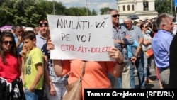 Proteste împotriva anulării alegerilor anticipate din Chişinău