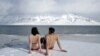 Activiștii ecologiști Lesley Butler and Rob Bell „se bronzează” pe malul unui fiord arctic, din apropierea orașului norvegian Longyearbyen