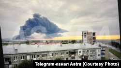 Kuýbyşew nebit zawodyndan asmana galýan gara tüsse