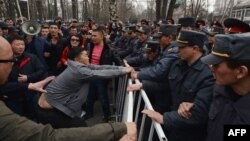 Митинг в поддержку экс-депутата ЖК Садыра Жапарова возле здания ГКНБ. 25 марта 2017 года.