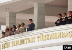 Türkmenistanyň ýolbaşçylary parad wagtynda