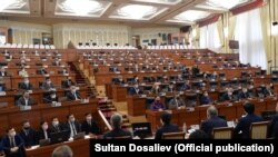 Заседание Жогорку Кенеша, 15 апреля 2020 г. Иллюстративное фото.