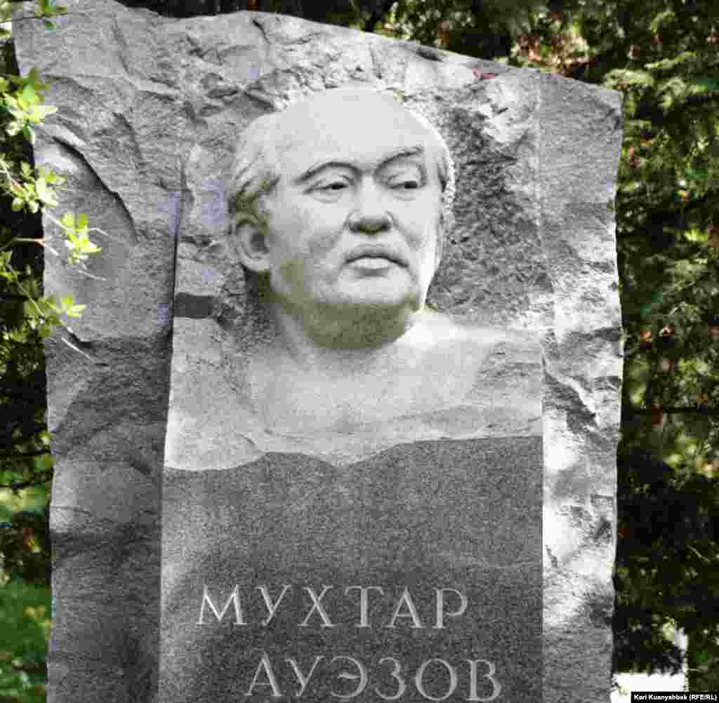 Надгробный памятник на могиле Мухтара Ауэзова. Алматы, 22 апреля 2012 года.