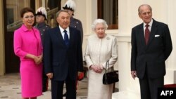 Первый президент Казахстана Нурсултан Назарбаев с дочерью Даригой Назарбаевой, королевой Елизаветой II и ее супругом принцем Филиппом. Букингемский дворец, 4 ноября 2015 года. 