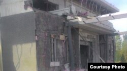Одно из пострадавших зданий на территории Посольства КНР в Кыргызстане.