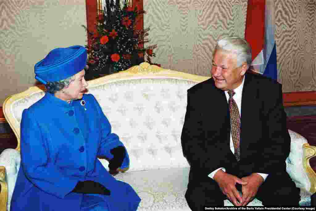 1994 жылдың қазан айында Ресейге сапармен келген Ұлыбритания патшайымы ІІ Елизавета Ресей президенті Борис Ельцинмен әңгімелесіп отыр. Бұл большевиктер 1918 жылы орыс патшасы ІІ Николай мен оның отбасын түгелдей қырып салған соң екі ел арасындағы қарым-қатынас бұзылғаннан бері британ монархының Ресейге алғаш келуі еді. Совет өкіметі бала-шағасымен қоса өлтірген орыс патшасы британ патшайымы ІІ Елизаветаның атасының жақын туысы болатын.