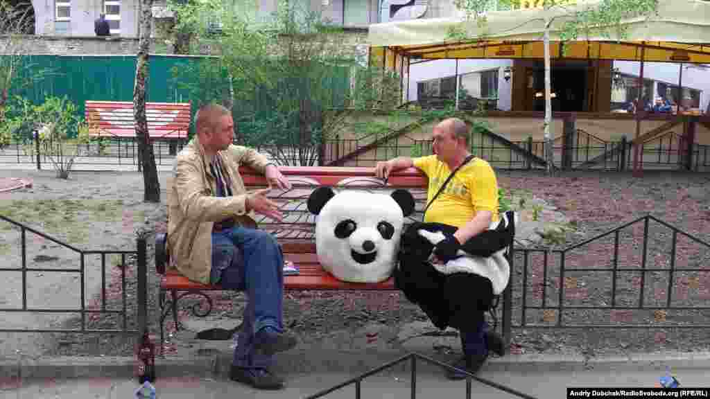 Хрещатик, Київ – «Панда» перепочиває від туристів, 30 квітня 2013 року