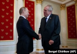 Ruski predsjednik Vladimir Putin (lijevo) dočekuje češkog predsjednika Miloša Zemana u Moskvi 2015. godine.