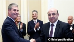 Armenia - Energy Minister Armen Movsisian (R) and Garry Levesley, vice-president of the U.S. company ContourGlobal, sign an agreement on the sale of the Vorotan Hydro Cascad, Yerevan, 29Jan2014.