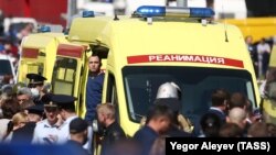 Ոստիկանությունը և շտապօգնության մեքենաները հարձակման ենթարկված դպրոցի մոտ, Կազան, 11-ը մայիսի, 2021թ.