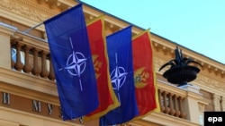 Прапори НАТО та Чорногорії у Цетинє. 3 грудня 2015 року