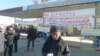 Активист рабочих Бекарыс Толесинов выступает на забастовке работников нефтесервисного предприятия «Бургылау». Жанаозен, 2 октября 2016 года. 