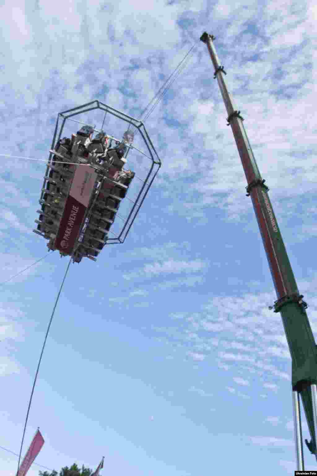У Києві відкрився перший в Україні «небесний» ресторан Dinner in the Sky. Цей ресторан – платформа, розрахована на 22 людини, що за допомогою спеціального крана піднімається на висоту 50 метрів. Київ, 19 червня 2013 року.