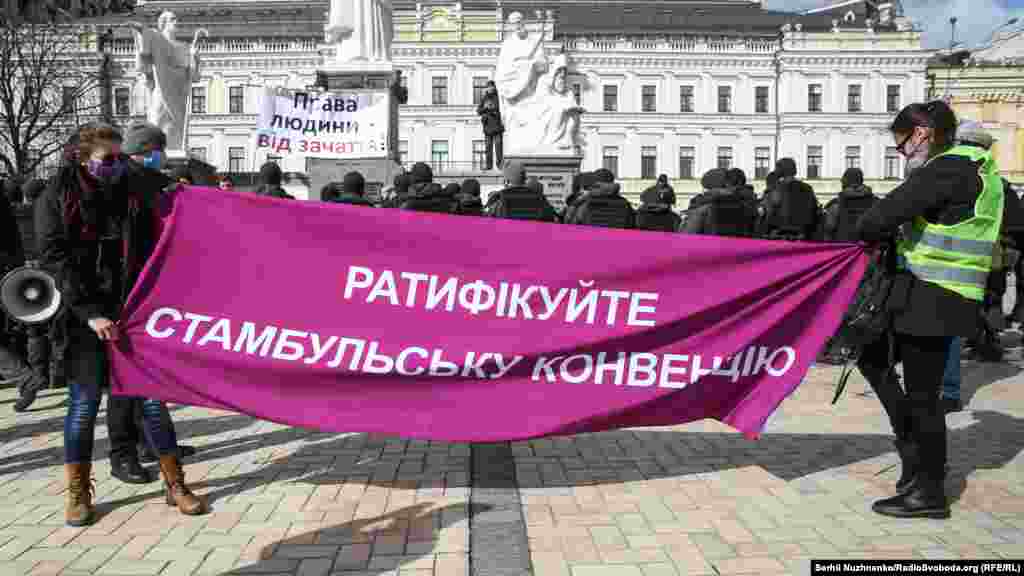 Стамбульская конвенция – международный документ о предотвращении насилия против женщин, который Украина подписала одной из первых еще в 2011-м, но попытки ее ратификации наталкиваются на сильное сопротивление церкви и части парламента. В то же время пандемия только обострила проблему: в Украине сообщения о случаях домашнего насилия в первой половине 2020-го участились на 40%