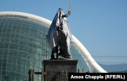 A war memorial in front of Kutaisi's parliament building shortly before it was unveiled on May 9