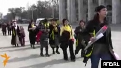 Kirgistanke marširaju na Dan žena tražeći veća prava