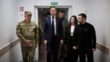 NATO-nyň Baş sekretary Mark Rutte (ortada) we Ukrainanyň prezidenti Wolodymyr Zelenski (sagda) Odessada. 15-nji aprel, 2025 ý.