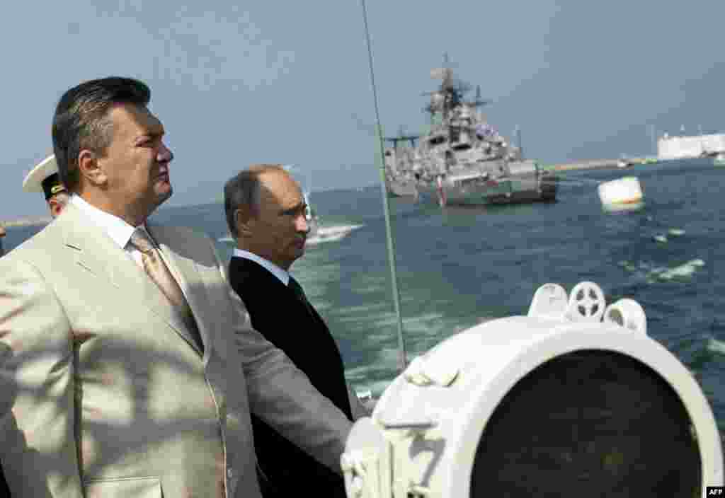 Україна – Президенти Віктор Янукович і Володимир Путін під час церемонії святкування Дня флоту України і Дня Військово-морських сил Росії (які продовжують традицію Дня ВМФ СРСР) у Севастополі, 28 липня 2013 року