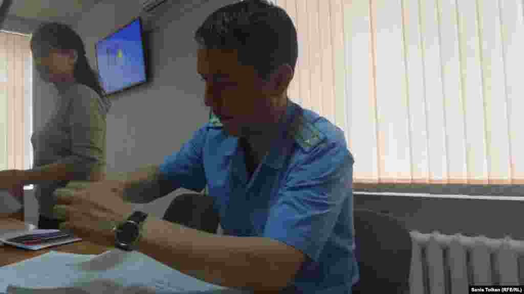Представитель прокуратуры Марат Хабибуллин поддержал ходатайство следователя департамента КНБ, чтобы Макса Бокаева и Талгата Аяна подвергли аресту на два месяца на период следствия по обвинениям в публичном призыве к захвату власти и насильственному изменению конституционного строя. 
