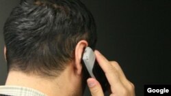 Mobil telefonda batly ses bilen gürleşip, öz söhbetdeşine birzatlary düşündirjek bolýan adamlara şäheriň köp ýerinde duşmak bolýar.