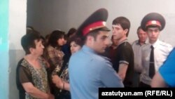 Полицейские на избирательном участке N 8/03 