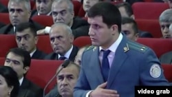 Таможенник Шахбоз Раджабзода во время "минидопроса" президента Рахмона на встрече с сотрудниками финансовой, банковской, таможенной и налоговой служб, 10 мая 2019 года