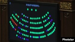 Armenia - The results of Armenian parliament vote on the ratification of an accession treaty with the Eurasian Economic Union shown on a screen, Yerevan, 4Dec2014.