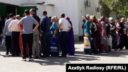 Перед государственными магазинами в Туркменистане собираются огромные очереди за субсидированными продуктами, в нагрузку необходимо покупать неходовой товар, например просроченный кекс или консервы
