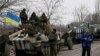Член моніторингової місії ОБСЄ біля українських військовослужбовців. Село Парасковіївка, поблизу Артемівська, 26 лютого 2015 року