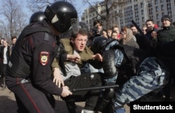 Moscow riot police broke up an anticorruption protest in Pushkin Square on March 26.