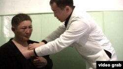 Табибе дар шифохонаи Ботканд сиҳҳатии яке аз гаравгонҳои озодшударо месанҷад. 7 январи соли 2012