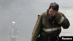 Ruski vatrogasac hladi lice prilikom gašenja požara, 5 avgust 2010