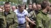 У центрі в цивільному Олександр Захарченко, ватажок угруповання «ДНР», що визнане в Україні терористичним. Донецьк, 15 червня 2015 року