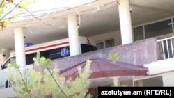 Շտապ բուժօգնության ավտոմեքենա Երևանի «Սուրբ Գրիգոր Լուսավորիչ» բժշկական կենտրոնի դիմաց, արխիվ