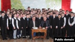 Госман Садә (өстәл янында уңда) Балтач районы Субаш мәктәбендә очрашуда