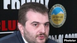 Armenia -- Journalist Argishti Kivirian at a press conference, Yerevan, 30Apr2010