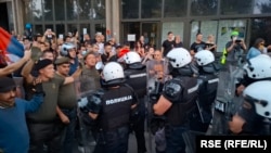 Građanski protest pred zgradom Filozofskog fakulteta, Novi Sad, Srbija, 26. avgust 2025.
