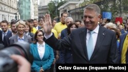 Klaus Iohannis a vorbit despre un guvern format în jurul PNL, de tranziție, însă despre moțiune a spus că își dorește să treacă.