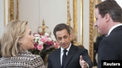 Președintele francez Nicolas Sarkozy, premierul britanic David Cameron și Secretarul de stat american Hillary Clinton 