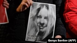 Жекшемби күнү Украинанын Ички иштер министрлигинин алдына пикетке чыккандар Екатерина Гандзюктун сүрөтүн кармап турушат.