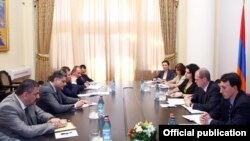 Armenia - Prime Minister Tigran Sarkisian (L) meets with members of an IMF mission in Yerevan, 1Jul2013.