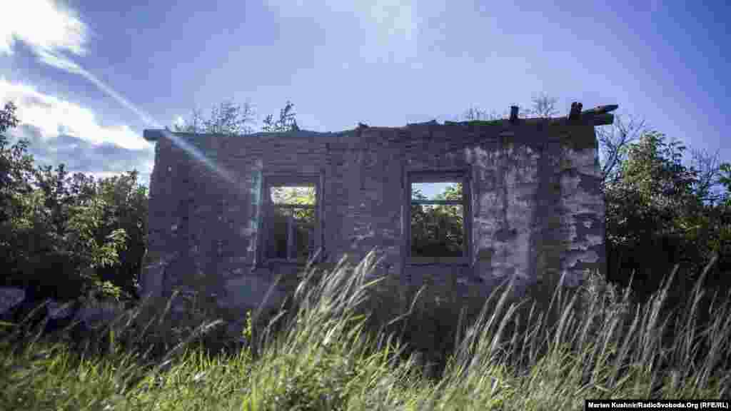 Село частково розвинуте, частково поруйноване. Але не вибухами і війною, а часом і безгрошів’ям