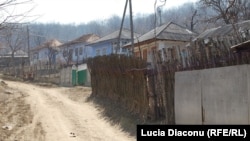 Pe o uliţă din satul Schinoasa, raionul Călăraşi