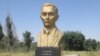 Жайнак Саадаевдин Токмоктогу эстелиги. 